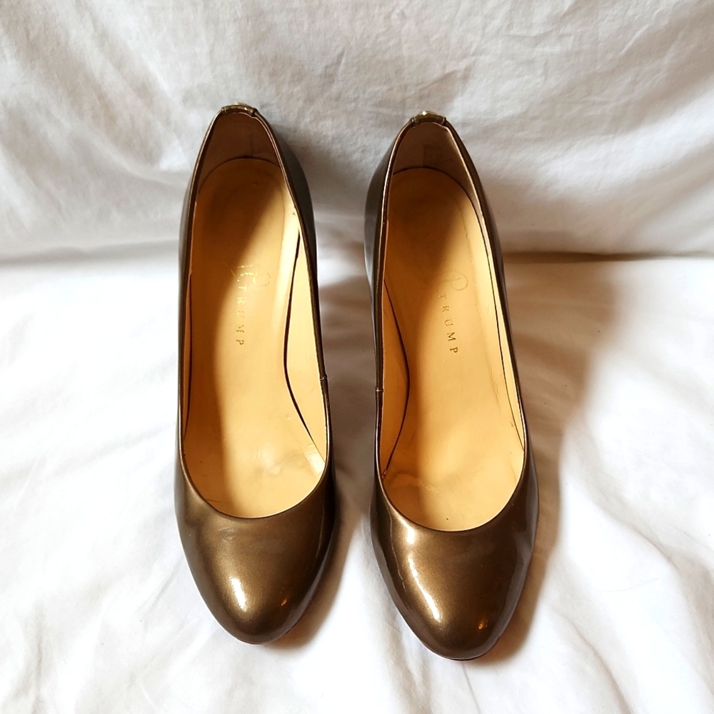 Ivanka Trump Golden Tone Glossy Patent Leather Heel sz 9m